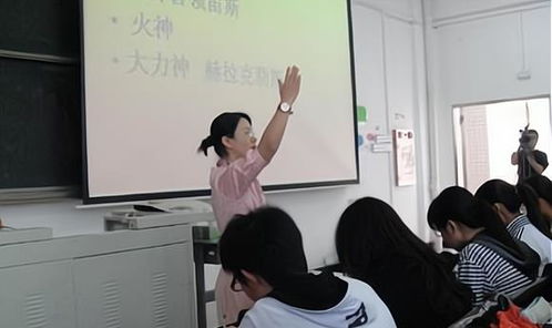 一堂未关的投影仪，照亮了教育的深意